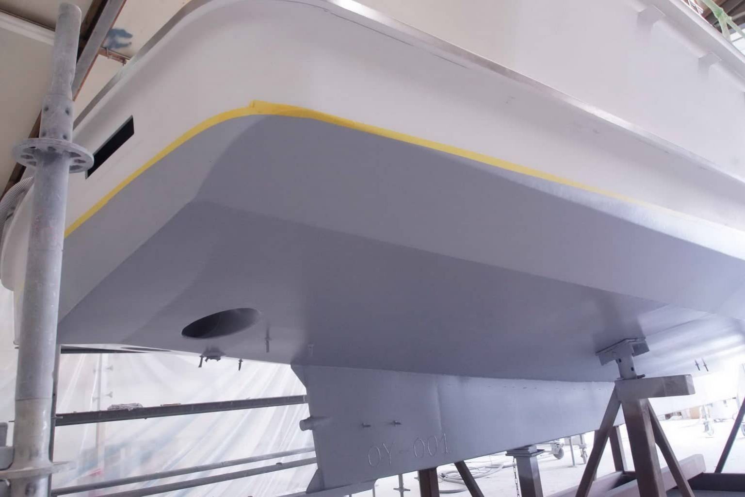 Langenberg Cabin Cruiser 33 LCC 33. Schilderen spuiten afgeplakt open kuip hekschroef onderwaterschip