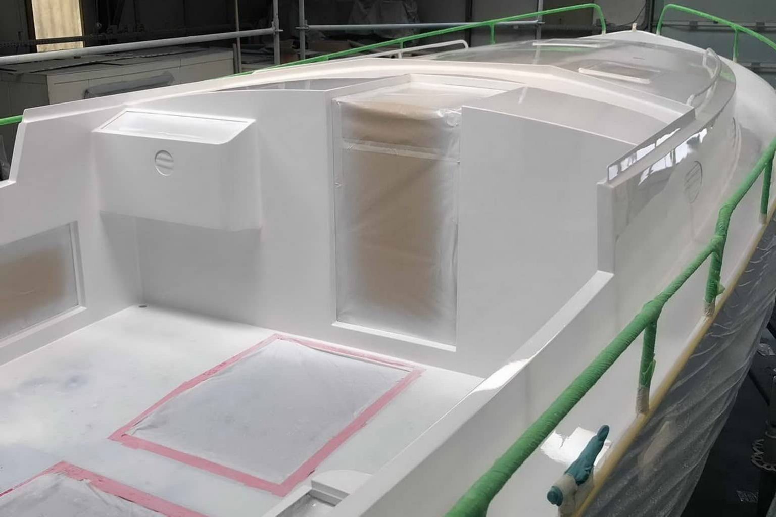 Langenberg Cabin Cruiser 33 LCC 33. Schilderen spuiten afgeplakt open kuip