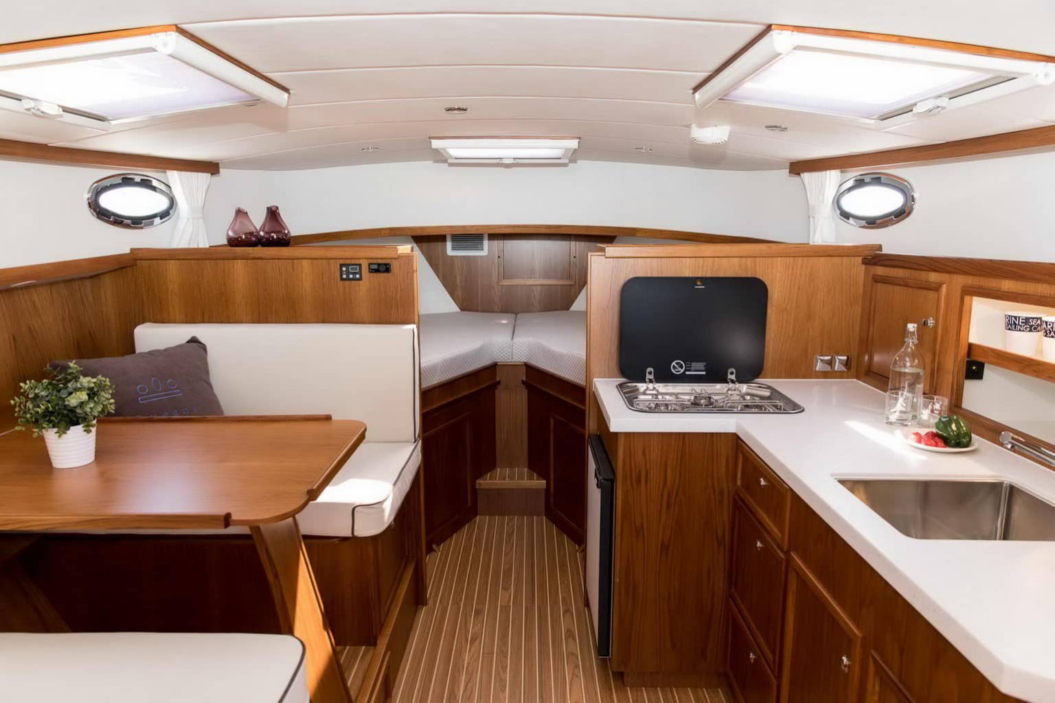 varen interieur teak aanrecht keuken dinette stoffering gaskookplaat toiletruimte open kuip Langenberg Cabin Cruiser LCC 33 Overwijk Yachting