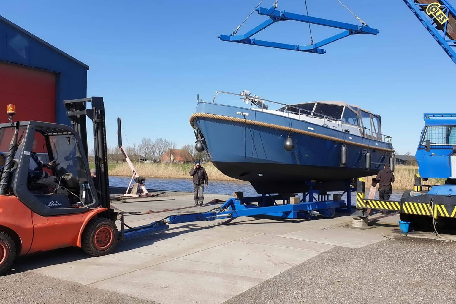 Te water lating Langenberg Cabin Cruiser 33 LCC 33. Cabriokap kuiptent kabelaring kraan heftruck