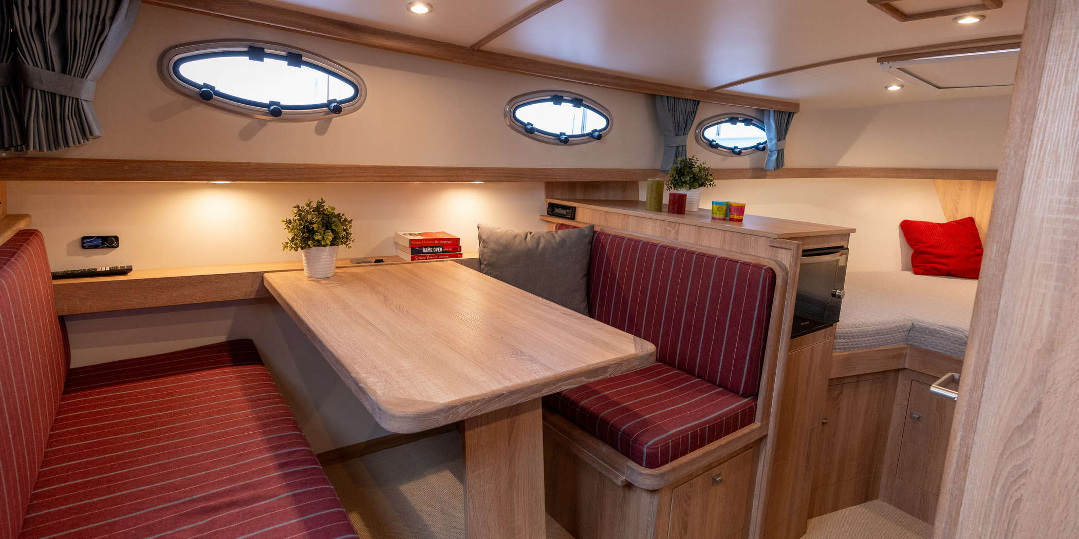 Langenberg Cabin Cruiser 30 interieur, dinette