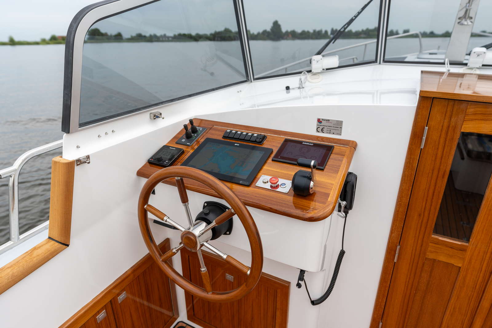 Langenberg Cabin Cruiser 30 op het water. Dashboard.